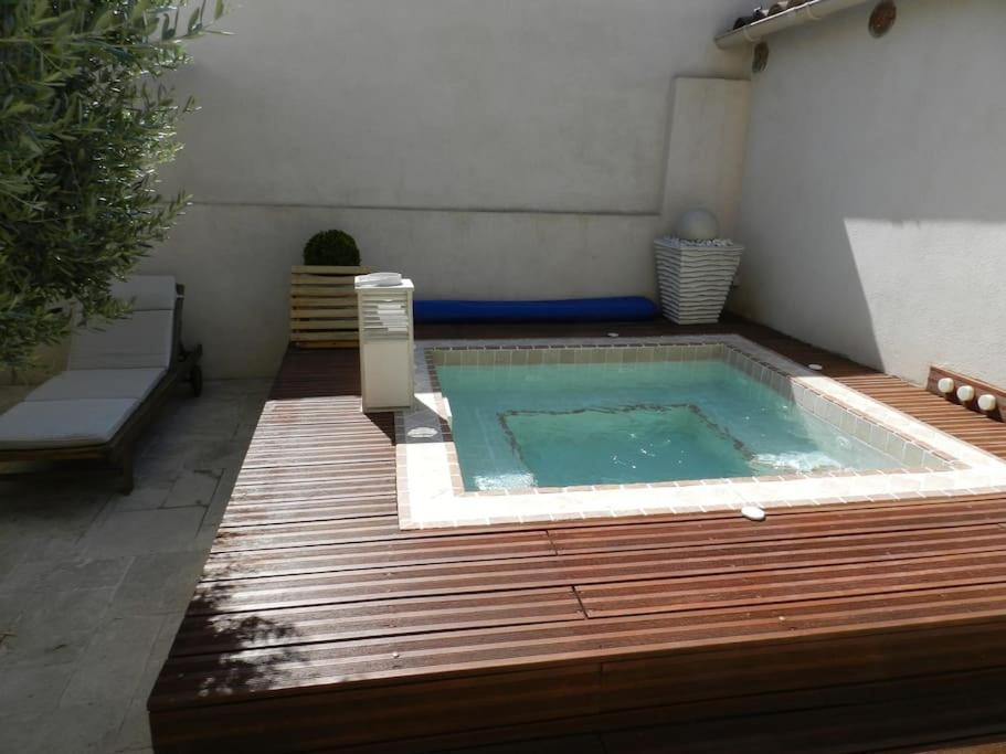 Le Maset Des Aires Avec Vue Sur Le Luberon Et Son Jacuzzi Exterieur Disponible De Juin A Mi-Septembre Maubec  Kültér fotó